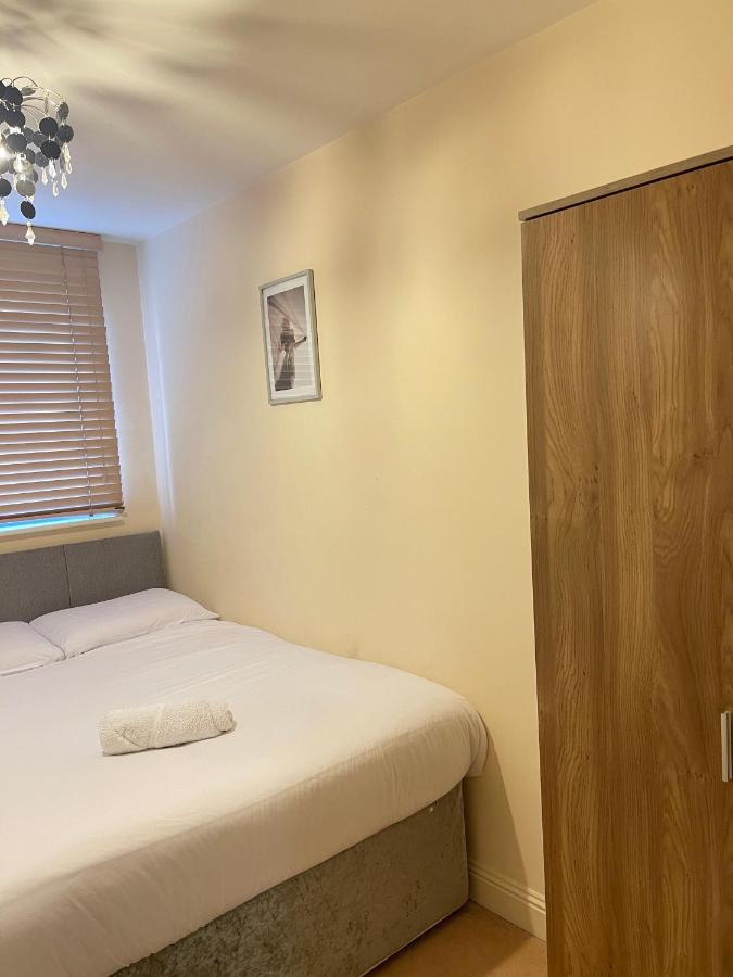 Radiant2 Bedroom Apartment In The Heart Of Harlow Town Exterior foto