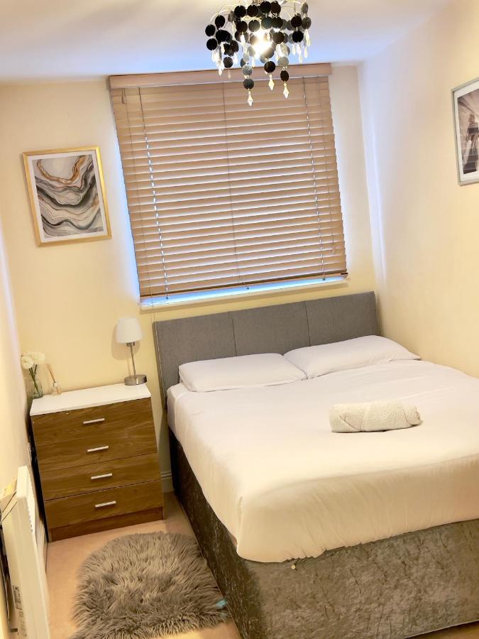 Radiant2 Bedroom Apartment In The Heart Of Harlow Town Exterior foto
