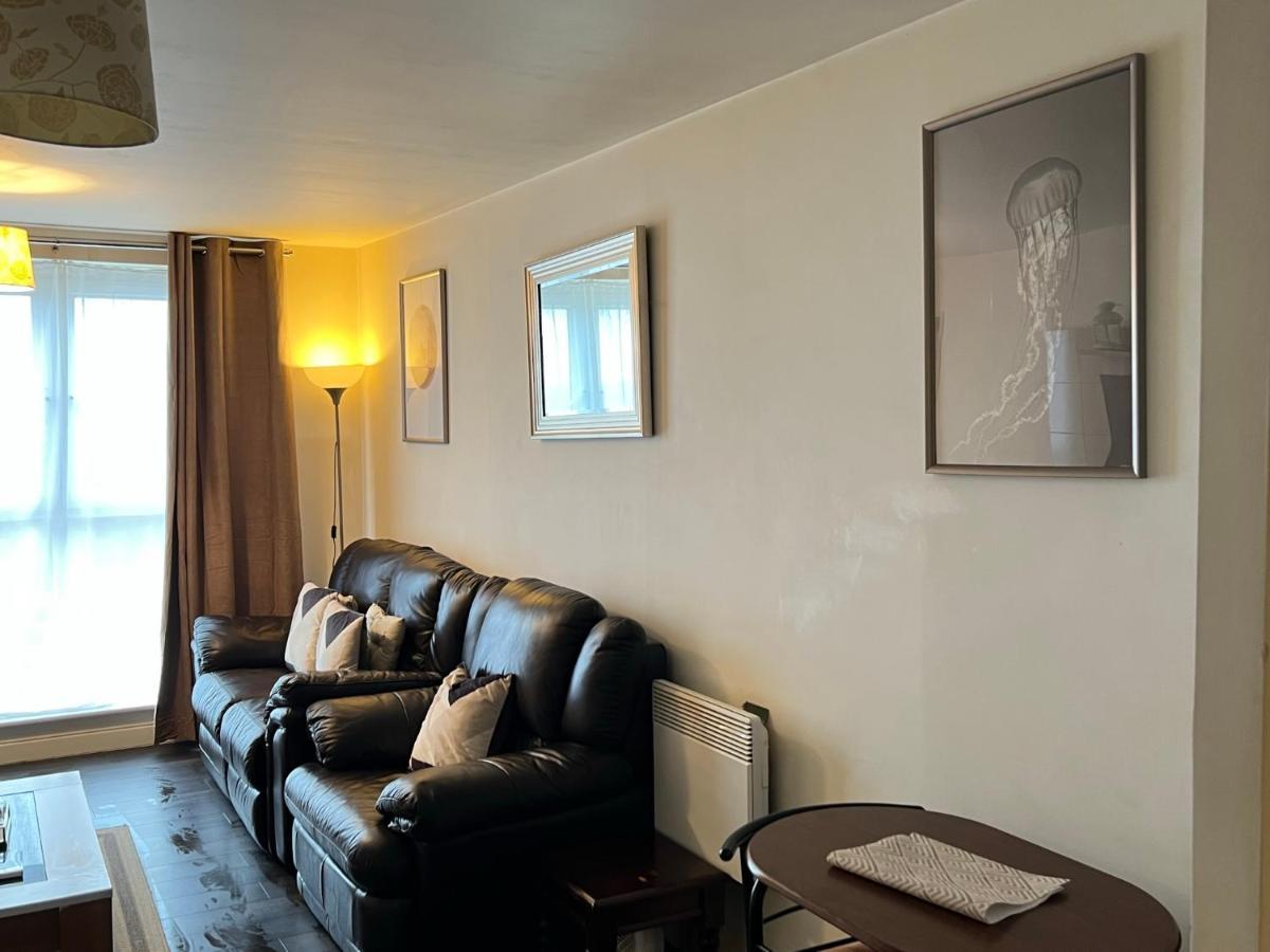 Radiant2 Bedroom Apartment In The Heart Of Harlow Town Exterior foto