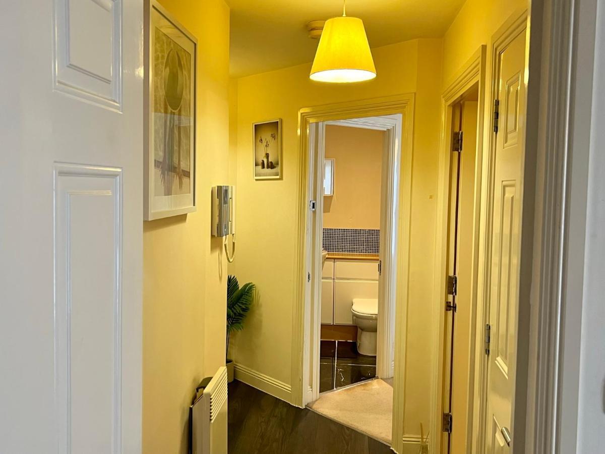 Radiant2 Bedroom Apartment In The Heart Of Harlow Town Exterior foto