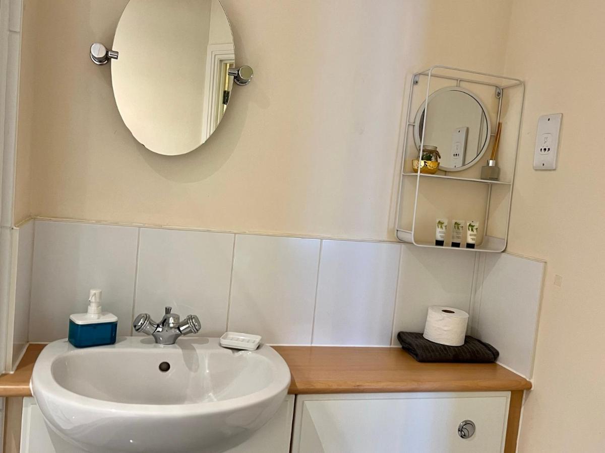 Radiant2 Bedroom Apartment In The Heart Of Harlow Town Exterior foto