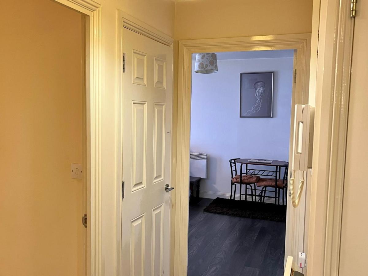 Radiant2 Bedroom Apartment In The Heart Of Harlow Town Exterior foto